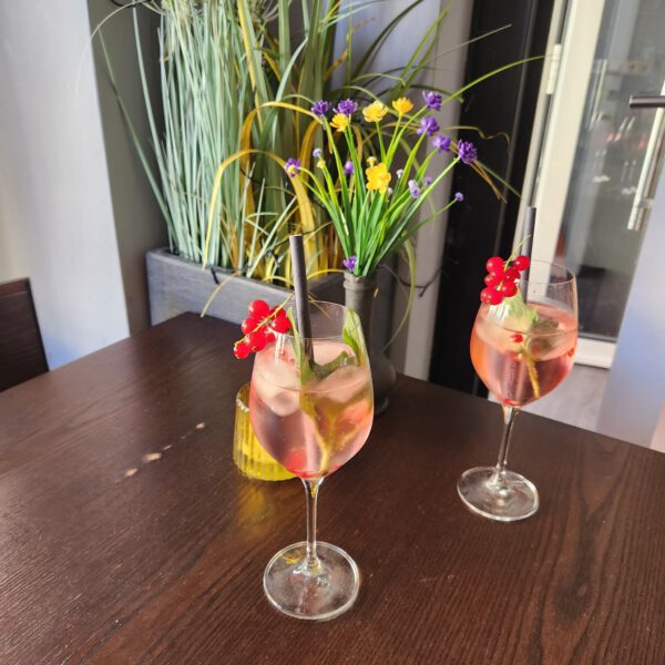 Coctail mit alkohol und alkoholfrei